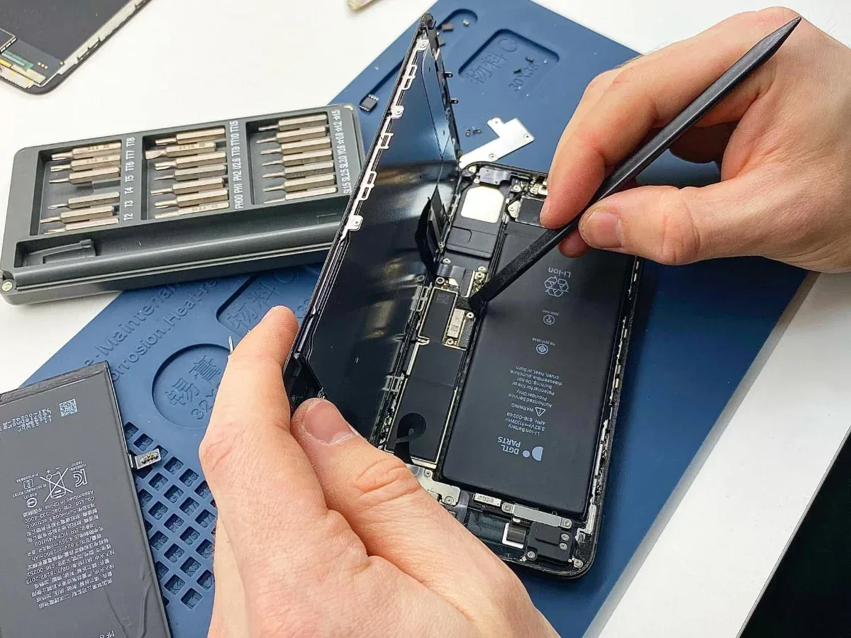 החלפת סוללה ל-iPhone: סוללה מקורית, מחיר מ-400 ₪ ושירות עד אליכם